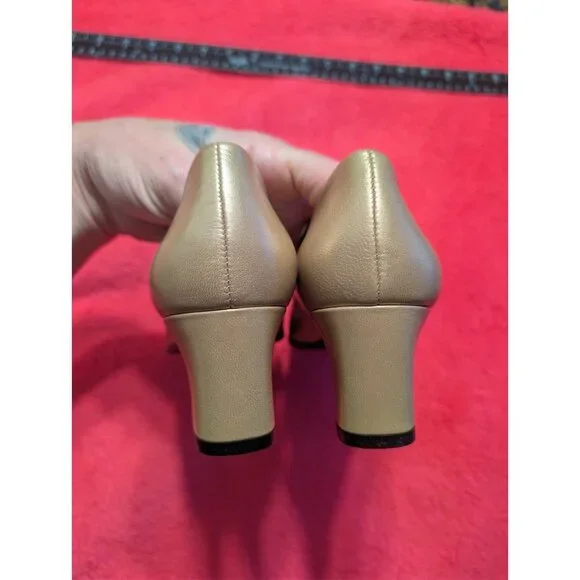 Aerosoles Pump Plaza Gold Leather Heels Women’s Size 8B Low Block Heel Comfort - Picture 6 of 9